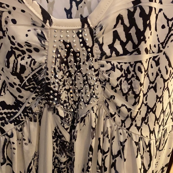Apt. 9 unique black and white pattern top with embellishments M - Picture 8 of 14